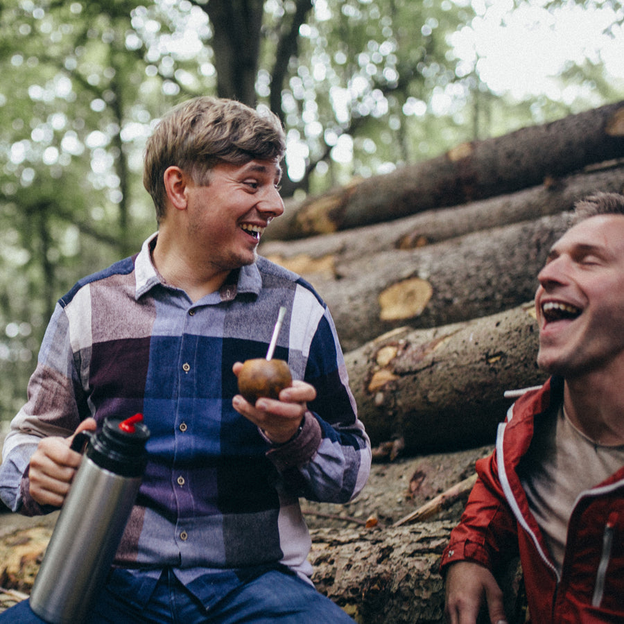 caámate bio roh mate tee trinken im Wald